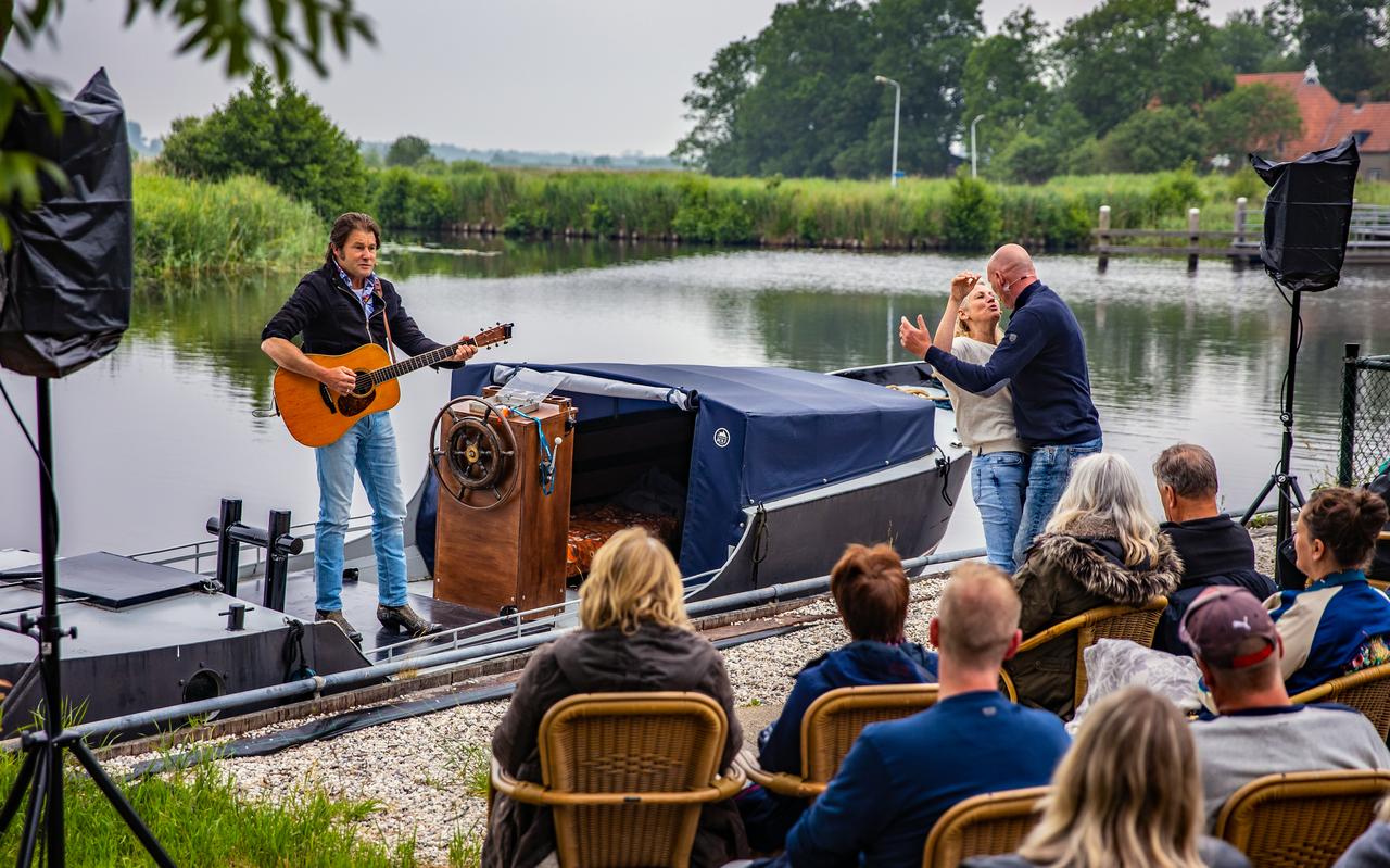 Piter Wilkens zingt zijn 'Dûnsliet' terwijl Jenny Dijkstra en August de Jong dansend opkomen in 'LEK'. Piter Wilkens zingt zijn 'Dûnsliet' terwijl Jenny Dijkstra en August de Jong dansend opkomen in 'LEK'.