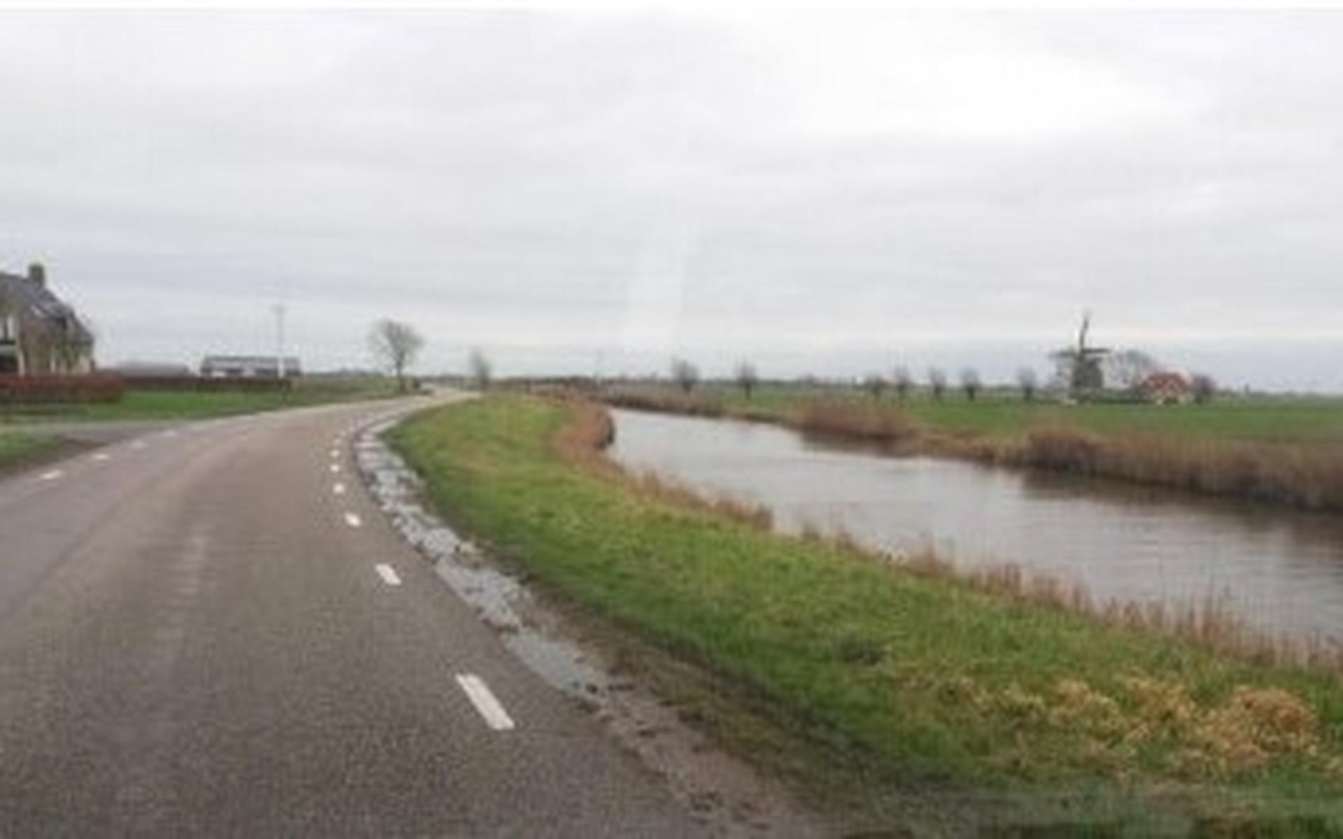 Automobilisten vinden de Hemerterlaan die vlak langs de Harnser Feart loopt gevaarlijk.