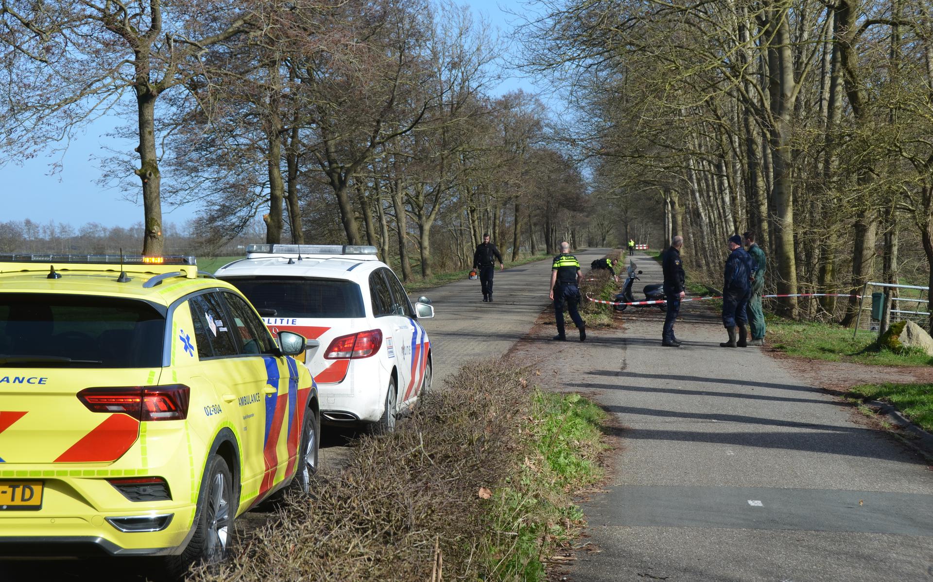 Een scooterrijder is maandagmiddag ernstig gewond geraakt bij een ongeval aan de Zomerweg in Hurdegaryp.