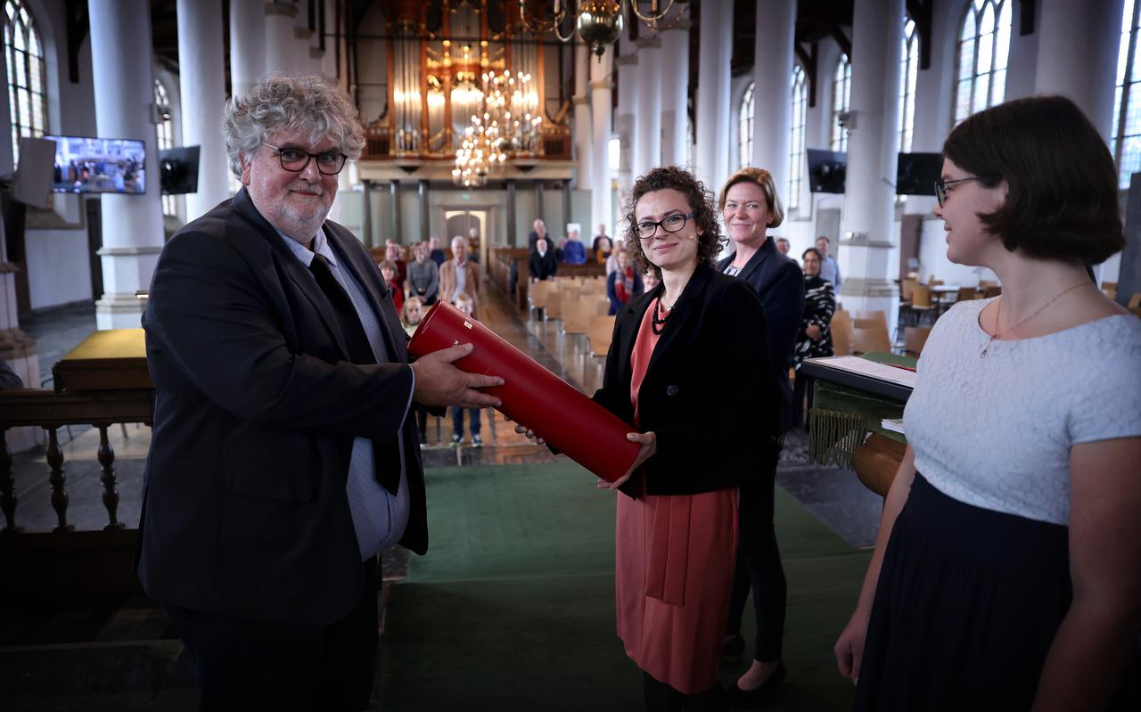 Nika Stefan krijgt haar bul in de Martinikerk in Franeker uitgereikt door co-promotor Edwin Klinkenberg van de Fryske Akademy.