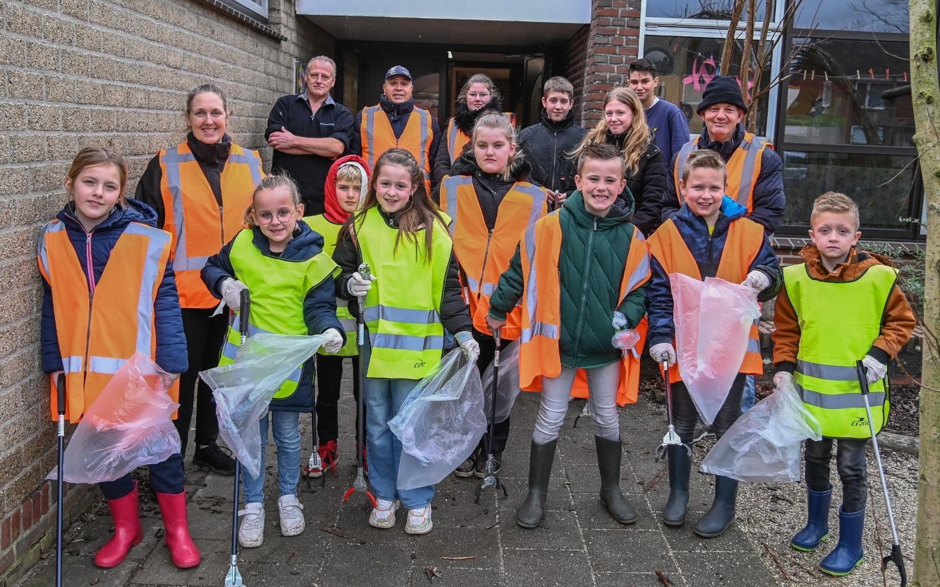 Schooljeugd maakt Kootstertille schoon: op pad met grijpers en vuilniszakken