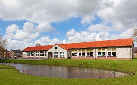 Kinderopvang en huisarts in oude school - Leeuwarder Courant