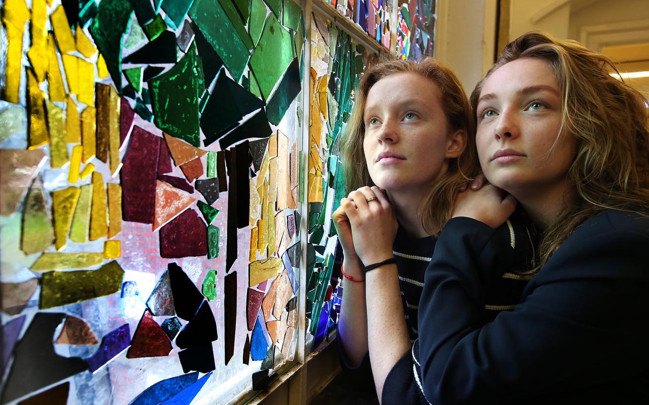 Tommy Barkema en Emma Stoelinga, leerlingen van het Stedelijk Gymnasium, maakten de documentaire De dood hoort bij het leven. Tommy Barkema en Emma Stoelinga, leerlingen van het Stedelijk Gymnasium, maakten de documentaire De dood hoort bij het leven.