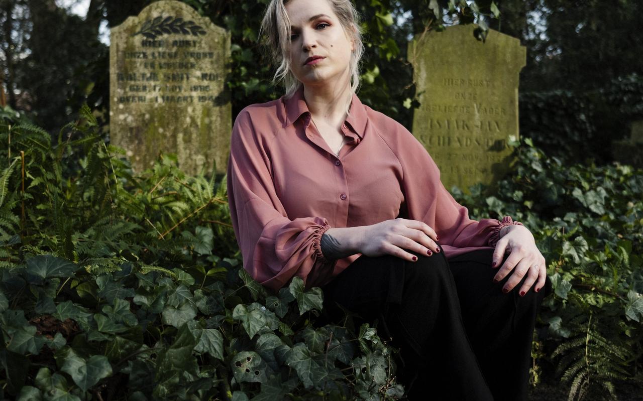 Deathfluencer Claudia Crobatia: „Door mijn eigen ervaringen met de dood kwam ik erachter dat we het moeilijk vinden om erover te praten met elkaar.'' Deathfluencer Claudia Crobatia: „Door mijn eigen ervaringen met de dood kwam ik erachter dat we het moeilijk vinden om erover te praten met elkaar.''