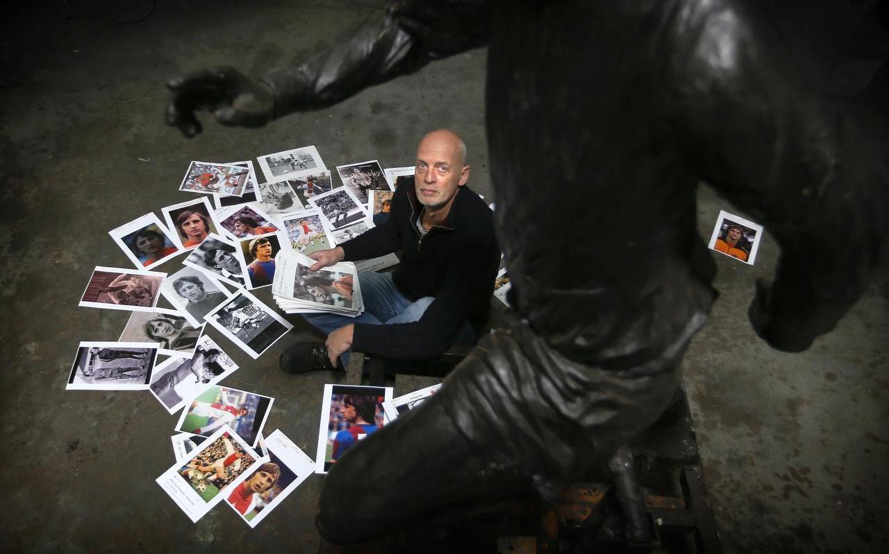 Hans Jouta bij het beeld dat hij maakte van Johan Cruijff. Hans Jouta bij het beeld dat hij maakte van Johan Cruijff.