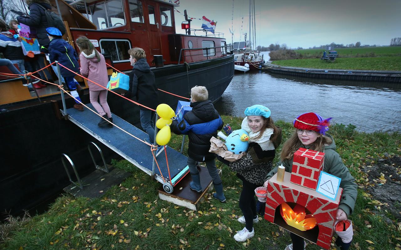 Berber (9), links, en Bente (9) lopen met hun surprises de boot op. Berber (9), links, en Bente (9) lopen met hun surprises de boot op.