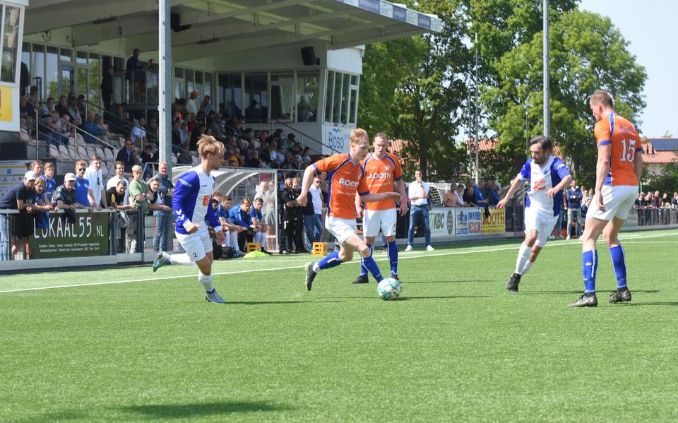 ONS Sneek won voor veel publiek in het eigen Zuidersportpark met 3-1 van Blauw Wit'34, maar het was net niet genoeg voor het kampioenschap in de eerste klasse. 