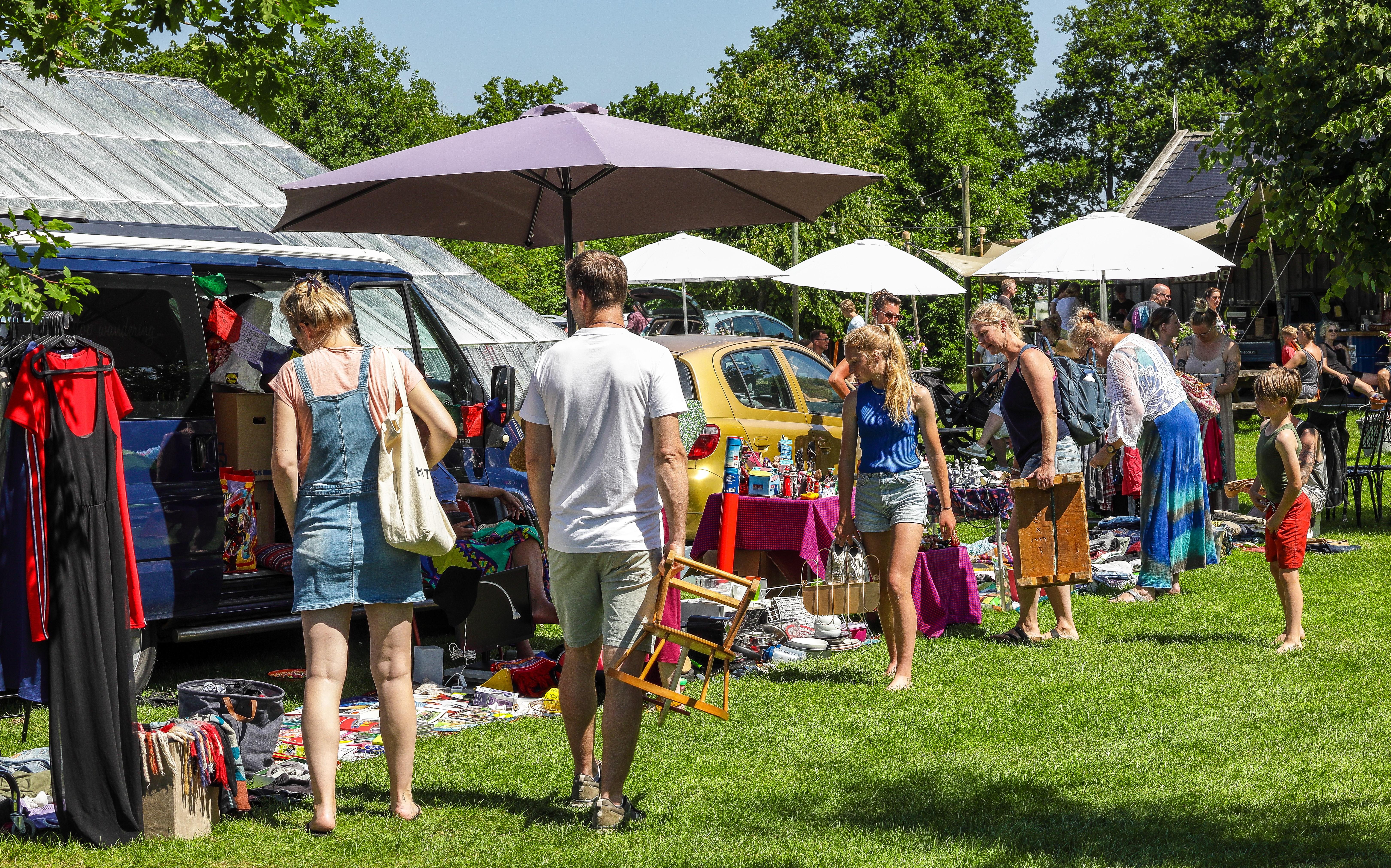 Door de warmte krijgen Iepie en Hans hun spullen maar moeilijk verkocht op de rommelmarkt in Hemelum
