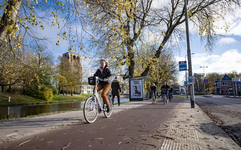 Het fietspad langs de Harlingersingel in Leeuwarden, waar de stoeprand is verwijderd.