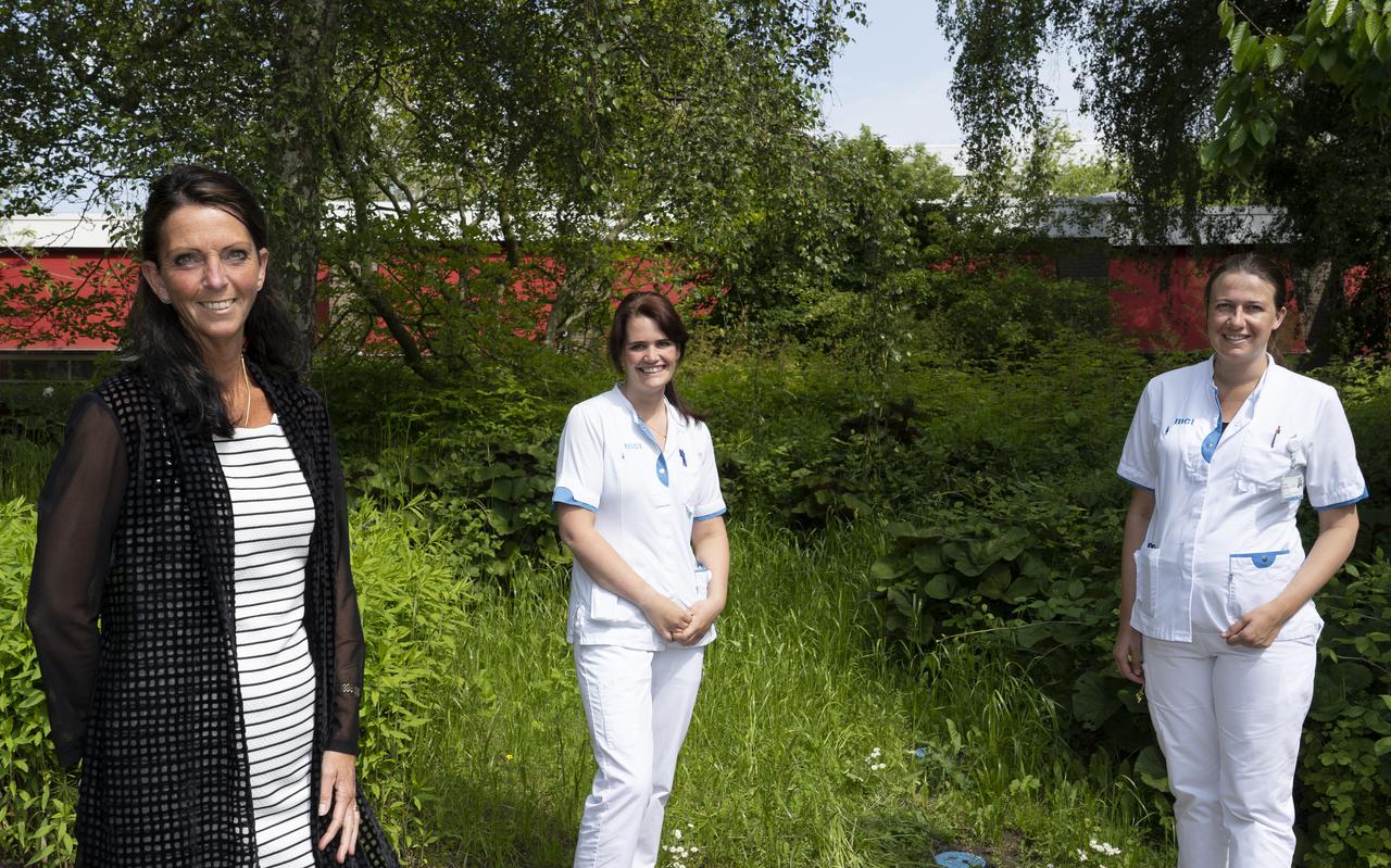 Marjan Seefat, Iris Seefat en Ineke Witteveen (vlnr) in een binnentuin in het Oncologisch Centrum Leeuwarden. ,,Een situatie als deze versterkt de band. Wat dat aangaat heeft deze crisis ook wat positiefs gebracht.”