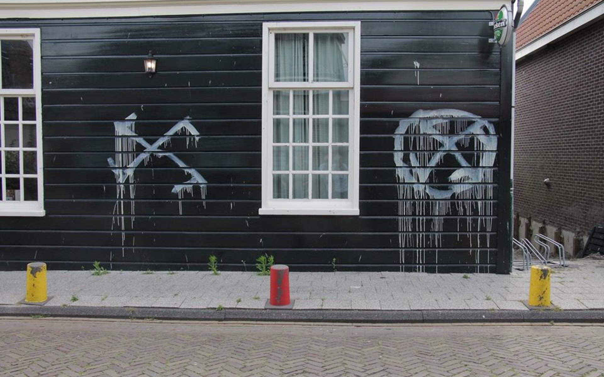 Hakenkruizen op muur van restaurant in Stavoren - Leeuwarder Courant