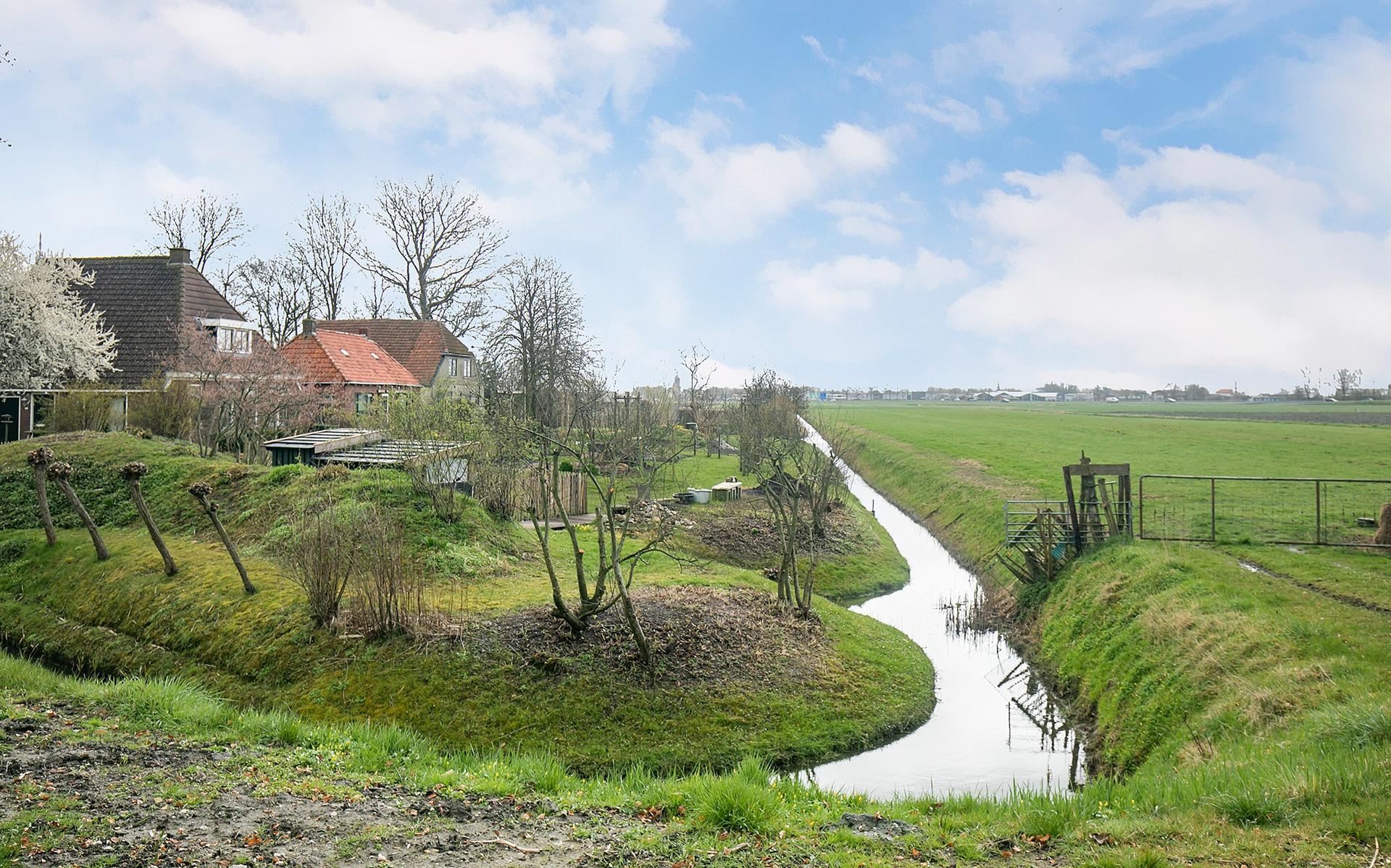 Stormloop op sober rood 'klushuisje' in Skingen. De strijd om het huis van Ale in een tijd van overb