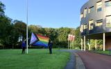 Wethouder Esther Verhagen hijst de Progress Flag voor het gemeentehuis in Oosterwolde. De Progress Flag heeft een aangepaste kleurstelling. De vlag is opgebouwd zoals de regenboogvlag, maar heeft vijf nieuwe kleuren: zwart, bruin, lichtblauw, roze en wit. Deze staan voor de transgender gemeenschap en de zwarte en gekleurde LHBTI+’ers. 