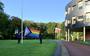 Wethouder Esther Verhagen hijst de Progress Flag voor het gemeentehuis in Oosterwolde. De Progress Flag heeft een aangepaste kleurstelling. De vlag is opgebouwd zoals de regenboogvlag, maar heeft vijf nieuwe kleuren: zwart, bruin, lichtblauw, roze en wit. Deze staan voor de transgender gemeenschap en de zwarte en gekleurde LHBTI+’ers. 