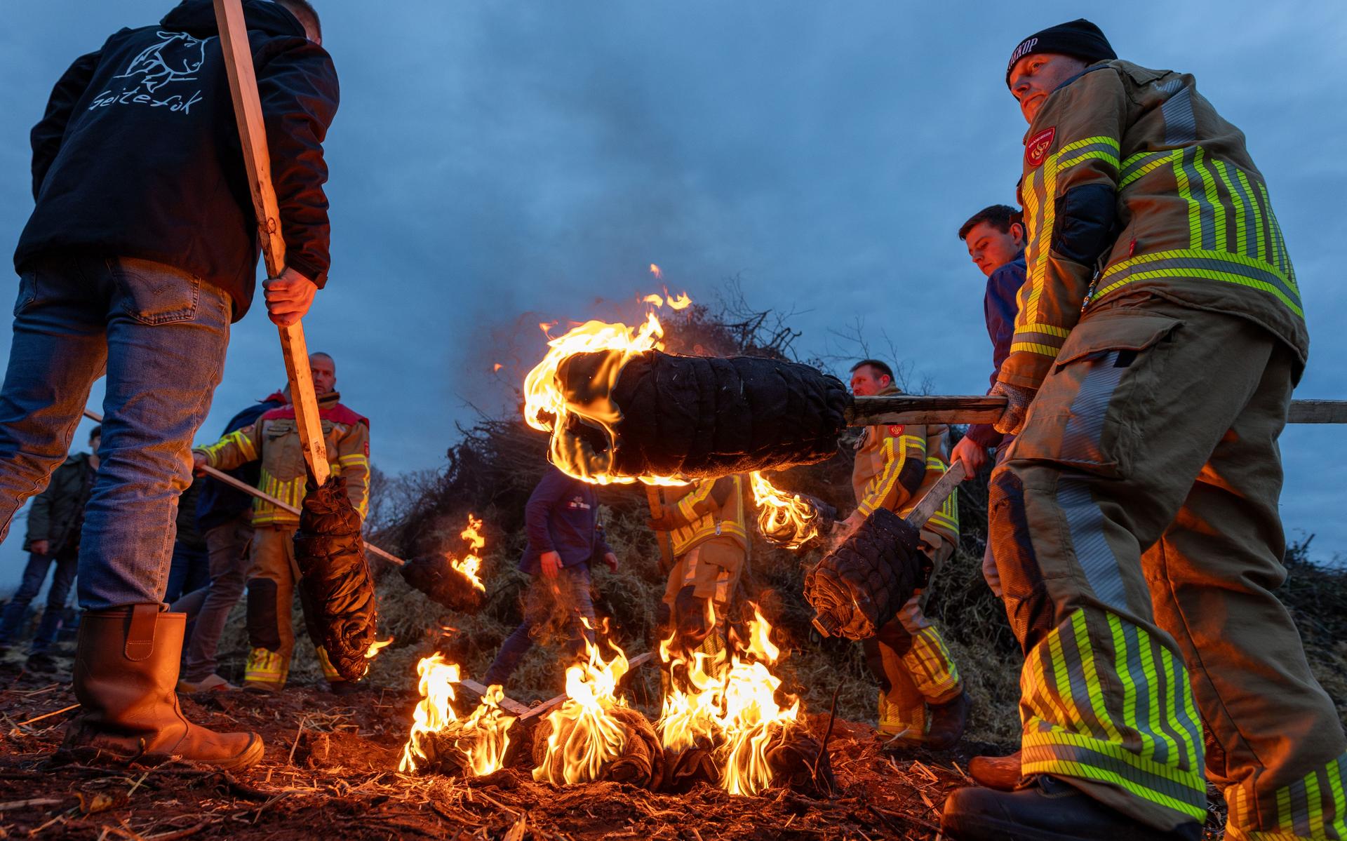 In Oldeberkoop loopt het hele dorp uit voor het paasvuur. 'Heb je het raam nog dichtgedaan?'