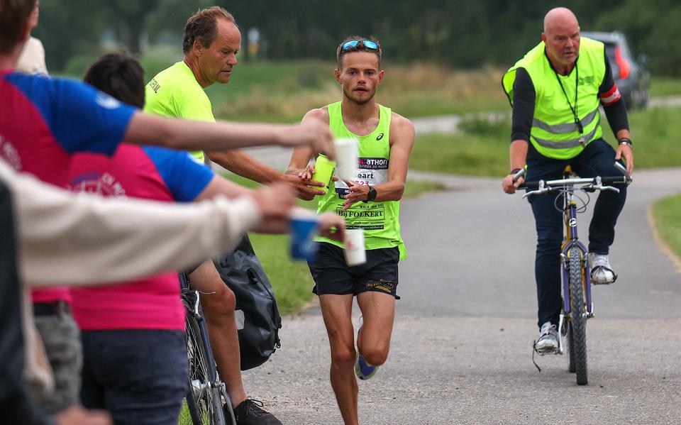 Geart Jorritsma won in juni de voorlopig laatste editie van de marathon Sneek. Hij bekroonde de race in zijn geboortestad met een parcoursrecord.