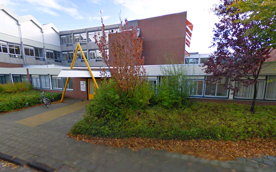Ook de huidige plek van de AMS in Franeker moet worden onderzocht als locatie voor nieuwbouw voor een campus waarin ook kbs De Kabas onderdak zou moeten komen. 