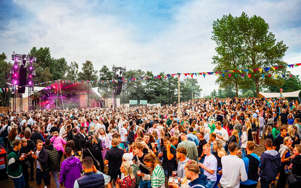 Beachrockers op het strand van De Ulesprong in Sint Nicolaasga.