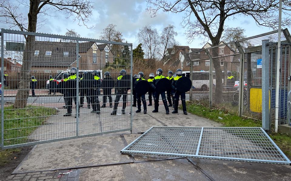 De Mobiele Eenheid in actie bij het Cambuurstadion na afloop van de Friese derby tussen SC Cambuur en SC Heerenveen.