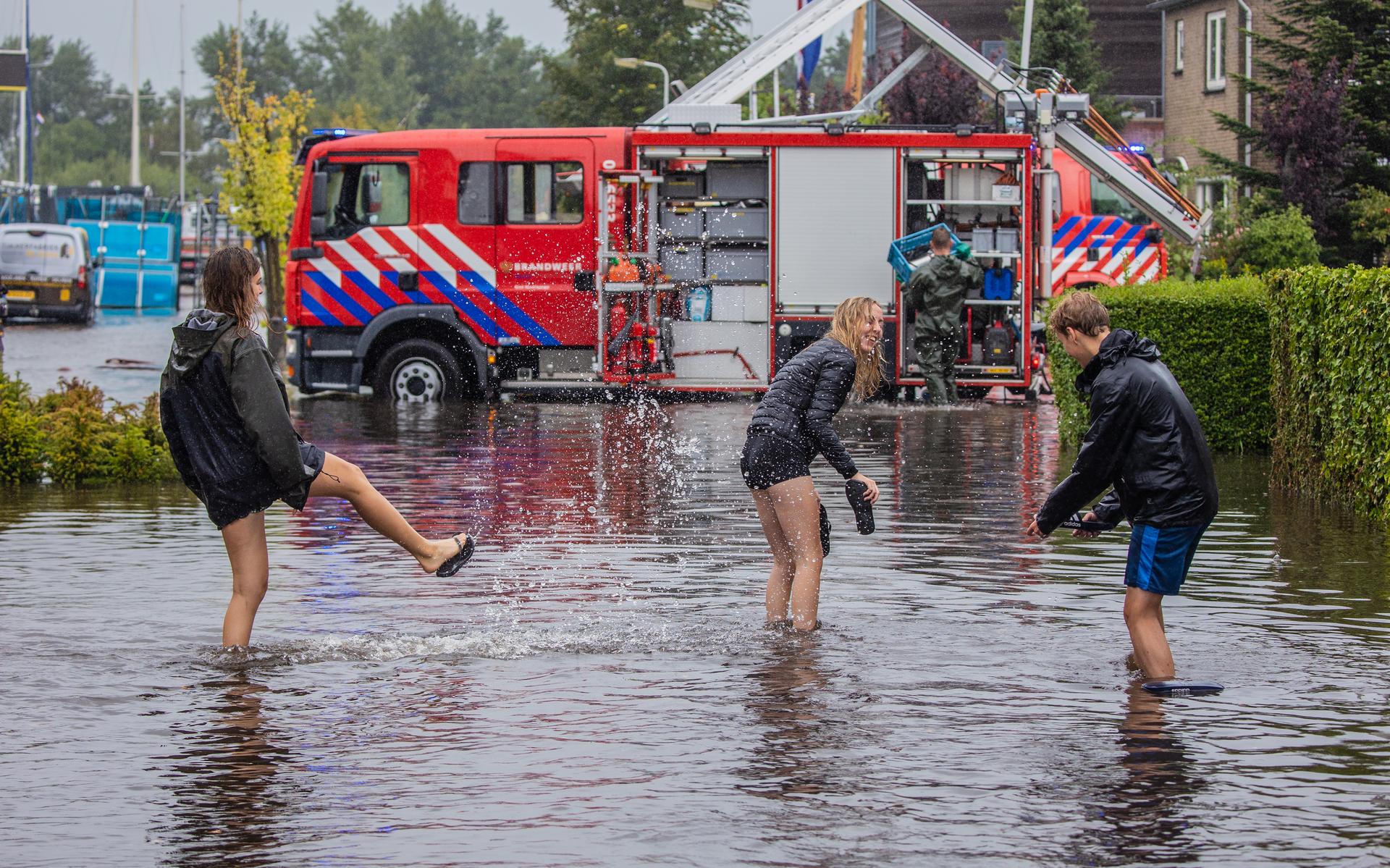Oefening met zandzakken in Aldeboarn om wateroverlast in de toekomst te voorkomen
