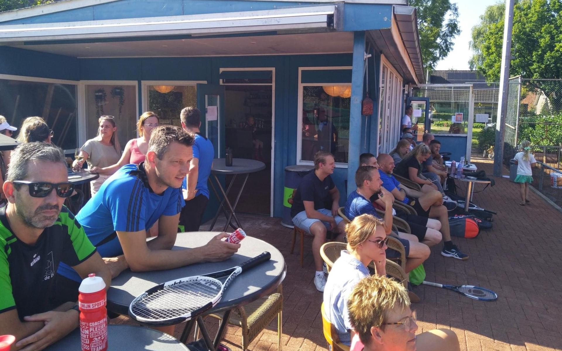 Tennis in Drogeham niet zonder risico: banen en hekwerk moeten gerenoveerd
