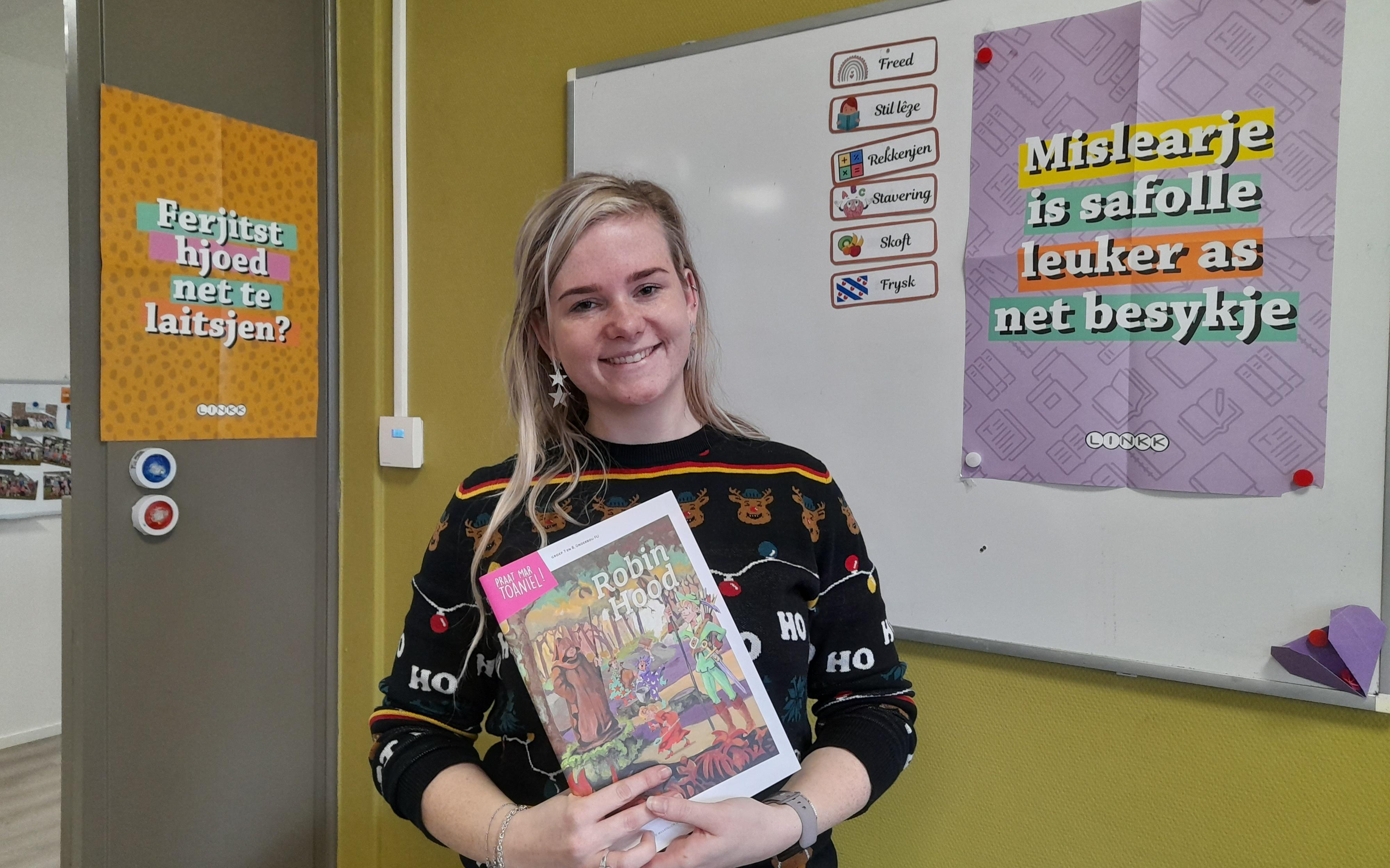 Juf Suzanne hangt op Fryske Freed de Friese vlag uit op De Oanrin in Twijzel