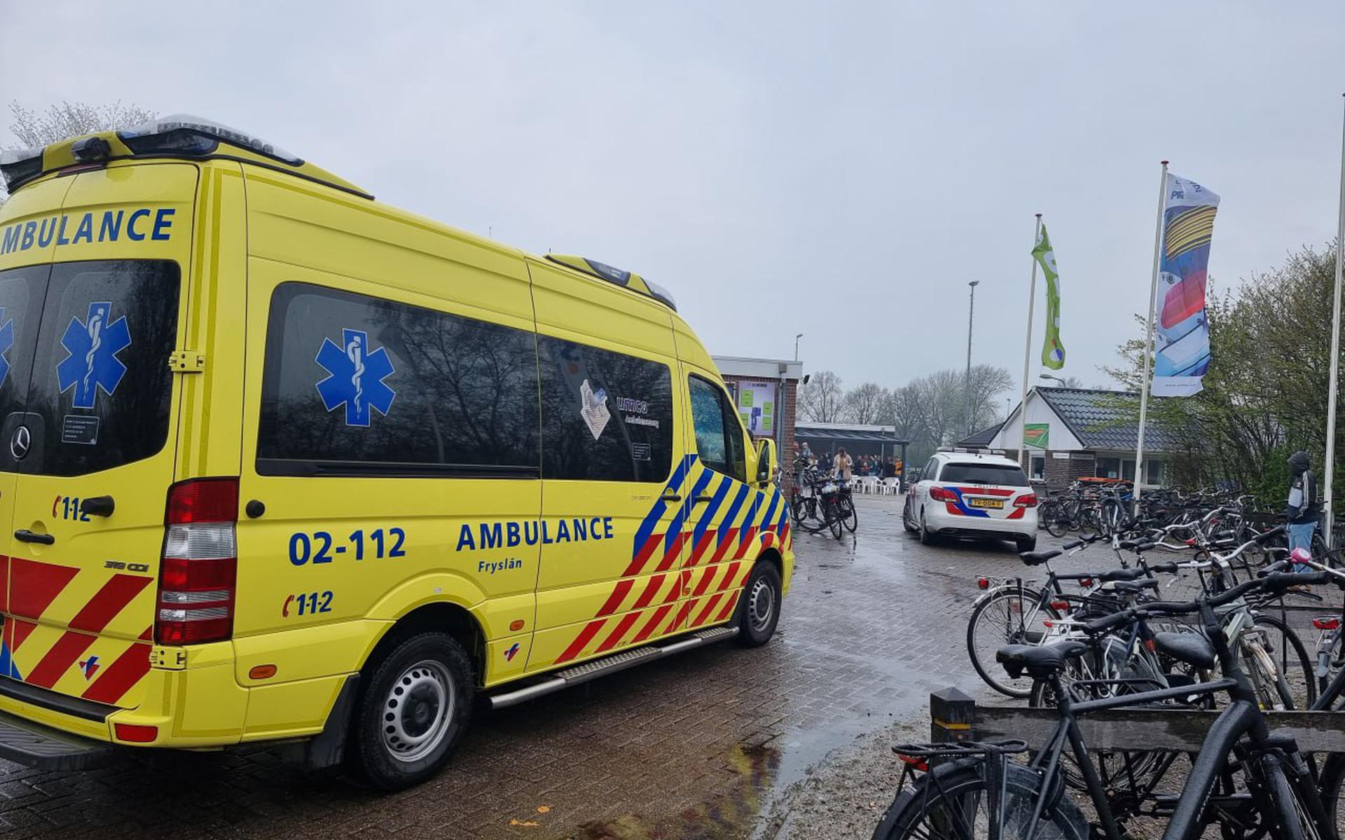 Een ambulance en politiewagen ter plaatse op sportpark de Swadde.