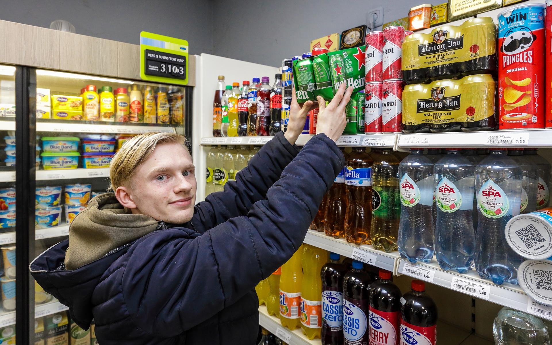 Bij de buurtsuper Minnertsga en de dagwinkel in Gaastmeer moeten statiegeldblikjes eerst nog bij de