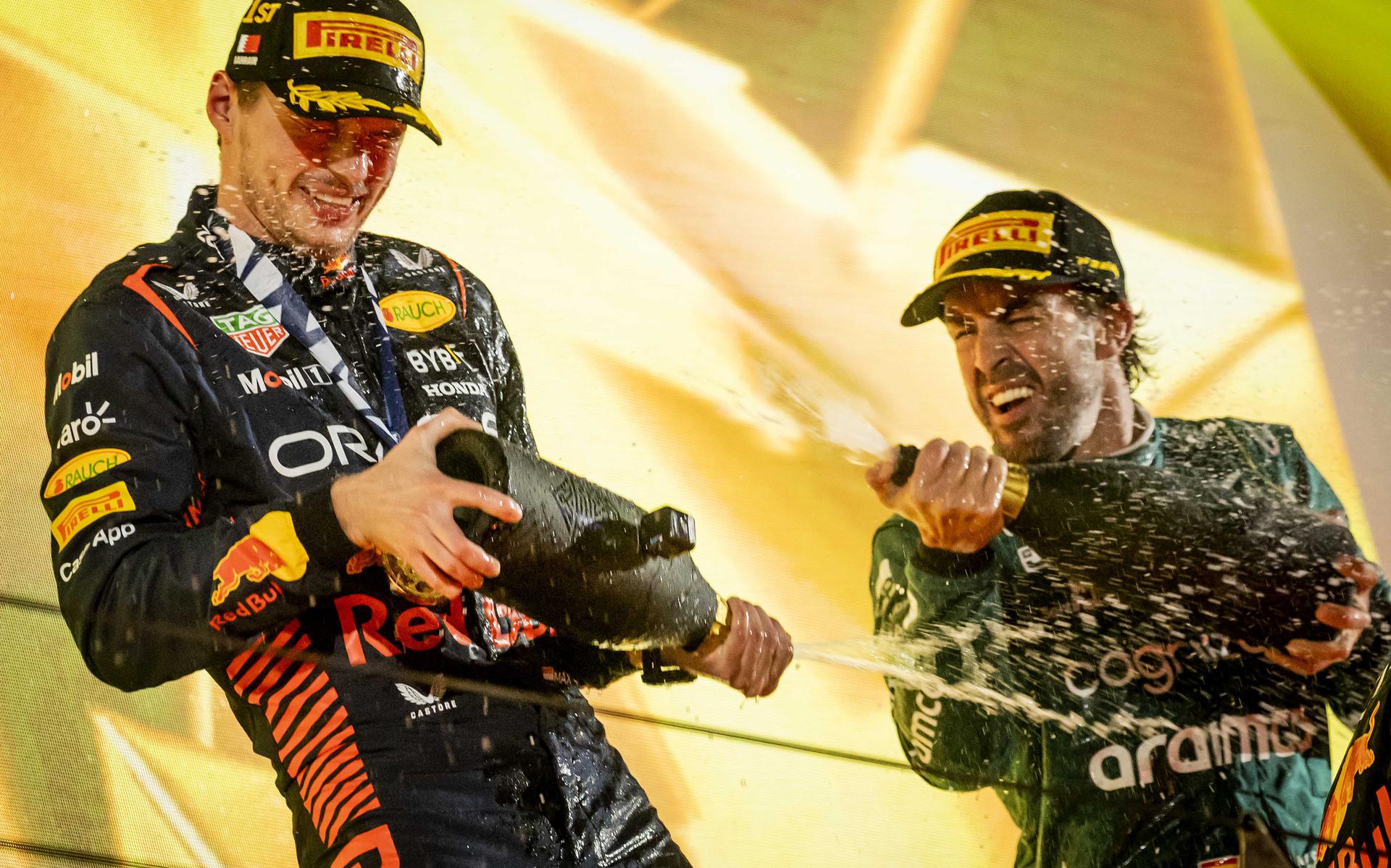 Max Verstappen (Red Bull Racing) en Fernando Alonso (Aston Martin) op het podium na afloop van de Grote Prijs van Bahrein.