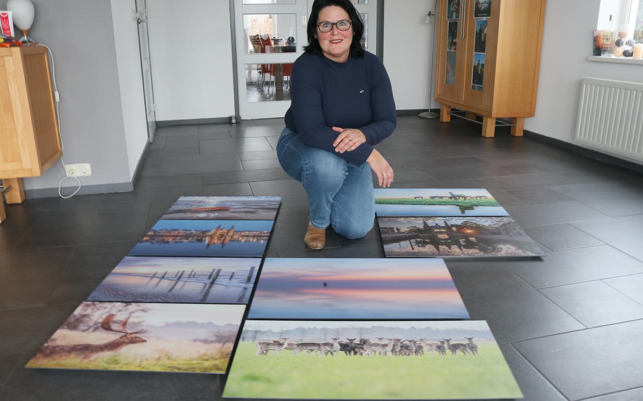 Fiona van Netten-Dijkstra, tussen enkele van haar foto's die in het Antonius in Sneek zullen komen te hangen.