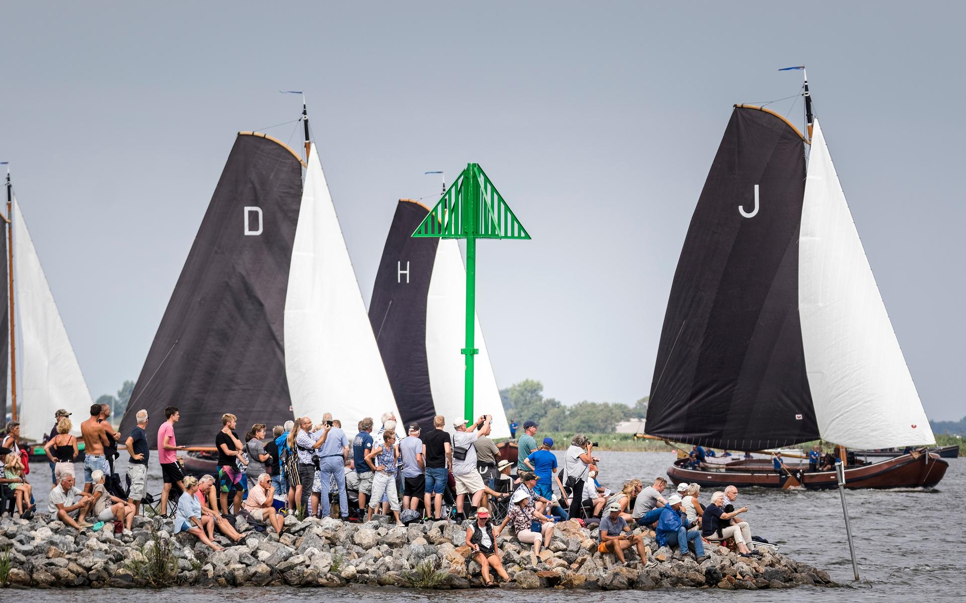 Waar mensen zijn, blijven skûtsjes weg. Deze zomer zeilt de SKS achter gesloten deuren - Leeuwarder 