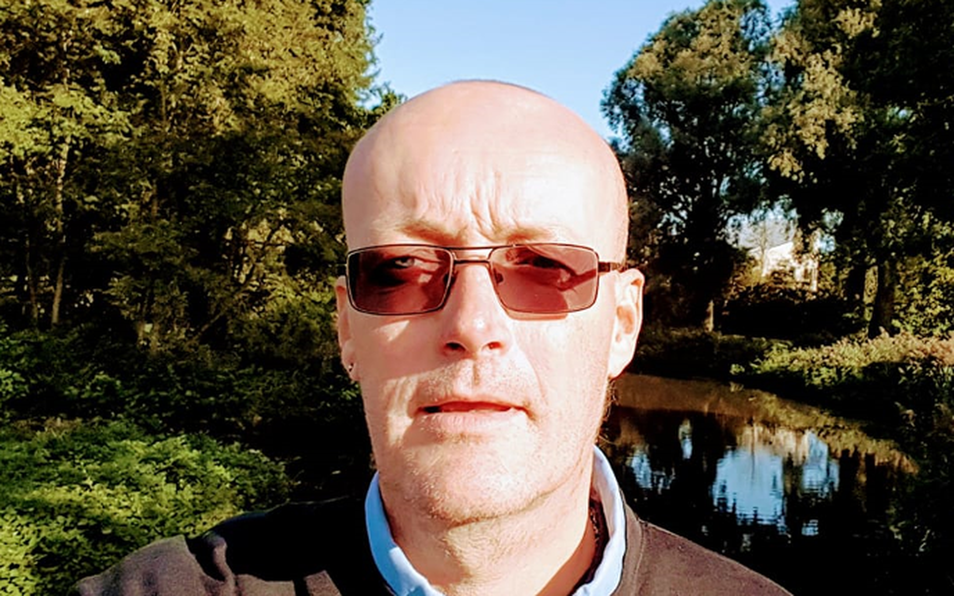 De politie is op zoek naar de moordenaar van Maurice van der Veen (54) uit Leeuwarden. Maurice werd maandagmiddag voor het laatst gezien. Zijn levenloze lichaam is woensdagochtend in zijn appartement aan de Wismastate aangetroffen.