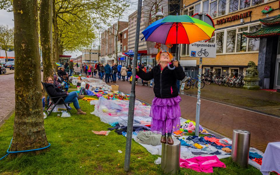 Esmee Jonker was op Koningsdag op de Oude Koemarkt in Heerenveen blij dat ze een paraplu bij zich had.
