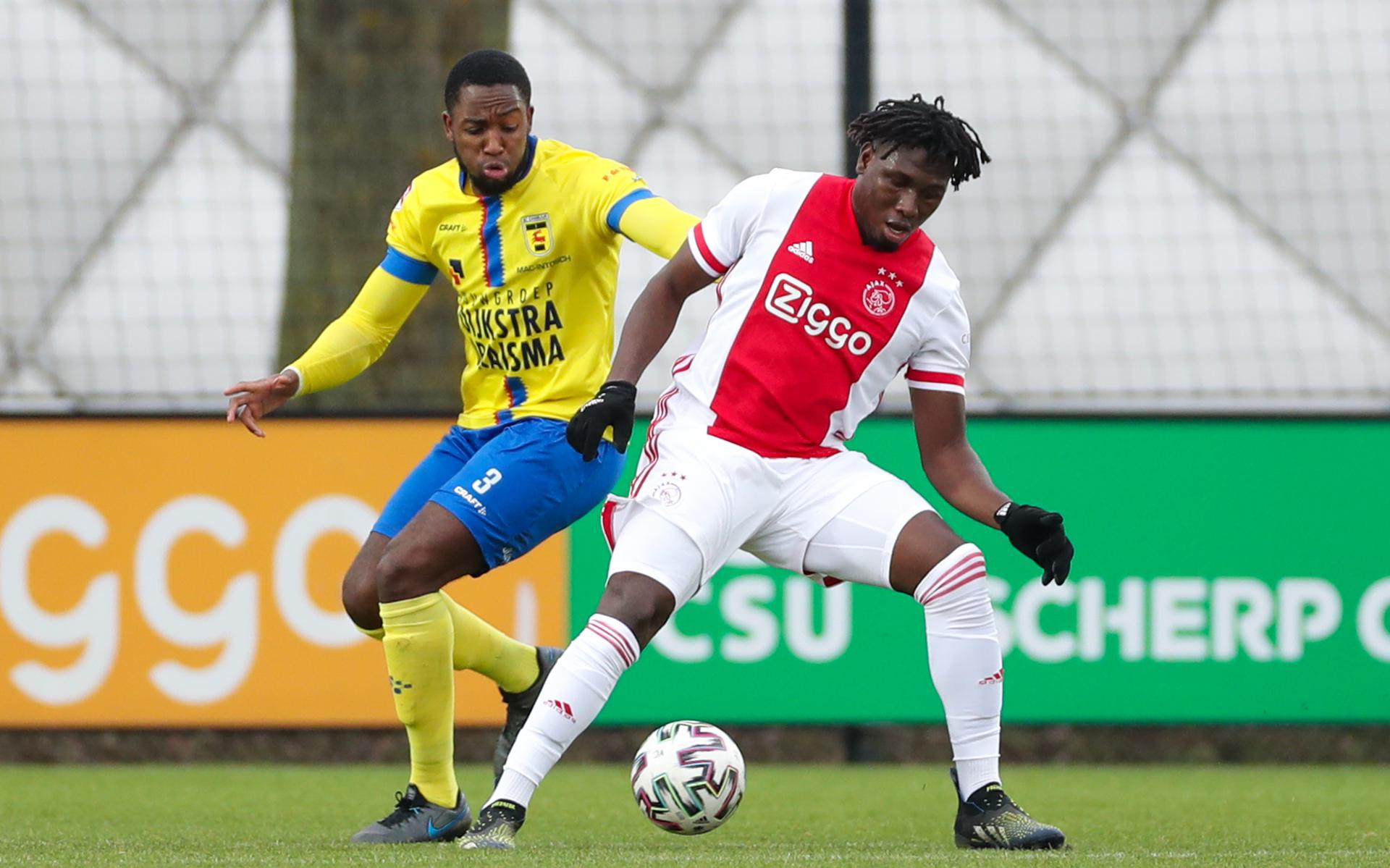Calvin Mac Intosch van SC Cambuur duelleert met Lassina Traore van Jong Ajax. 
