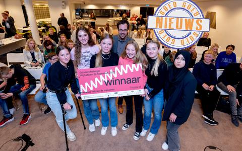 Amber Klaster, Meike Wicherson, Sofie Bos, Aniek Stegeman, Afke van der Linde en Maryam Koudad hadden met hun schoonmaakmiddel van lisdodde het beste idee bij de duurzame scholenchallenge.  