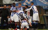 De spelers van SC Heerenveen vieren de 2-0 van Pawel Bochniewicz in het competitieduel met Willem II.