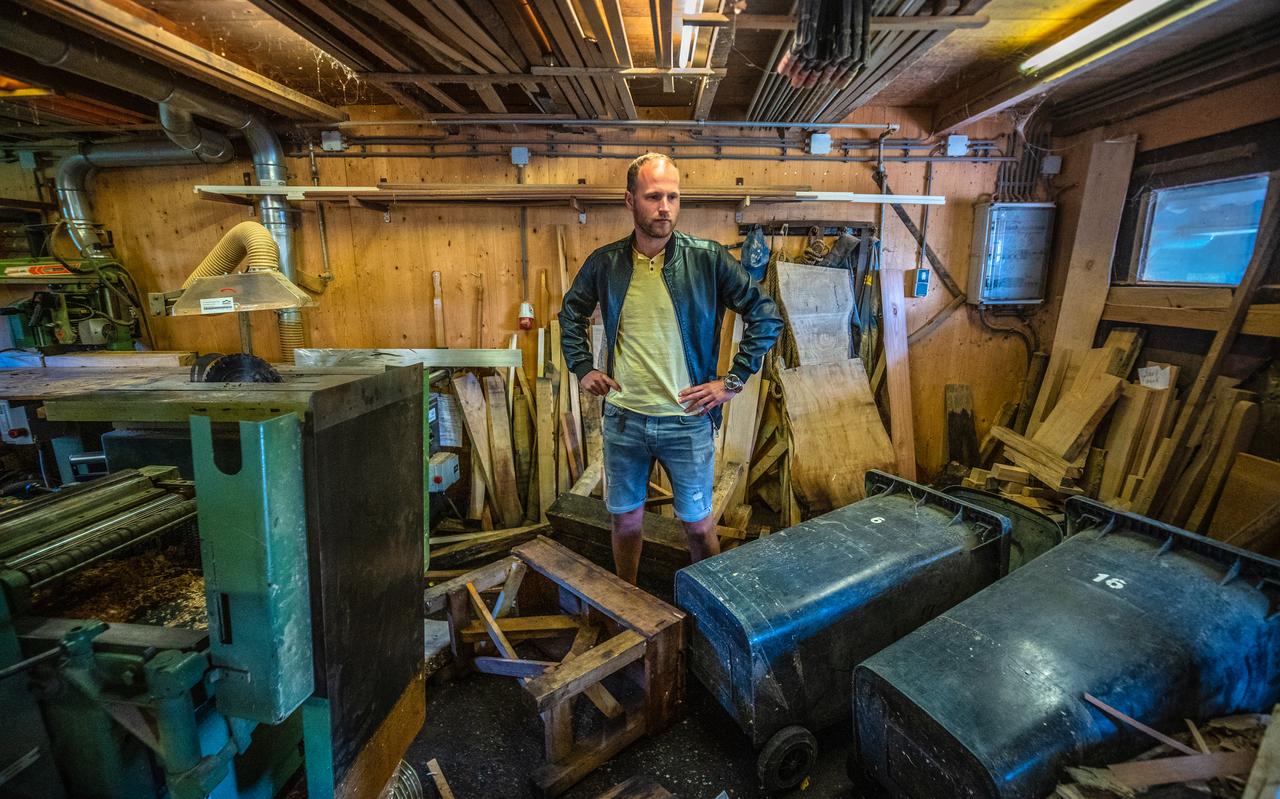 Molenaar Arjan Reekers in de houtzaagschuur. Het water stond er een halve meter hoog. Molenaar Arjan Reekers in de houtzaagschuur. Het water stond er een halve meter hoog.