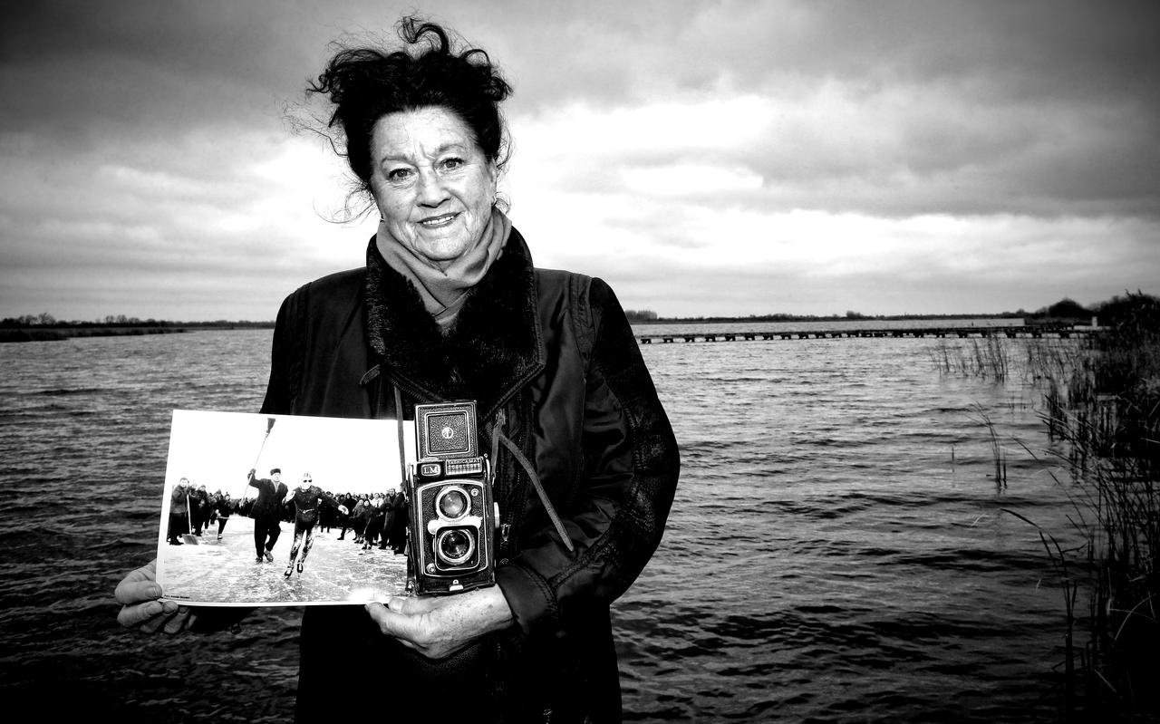 Anneke Bleeker (1942-2021) toonde in december 2018 op de Grote Wielen de legendarische finishfoto, die ze daar op 18 januari 1963 maakte van Elfstedentochtwinnaar Reinier Paping en de camera van toen.