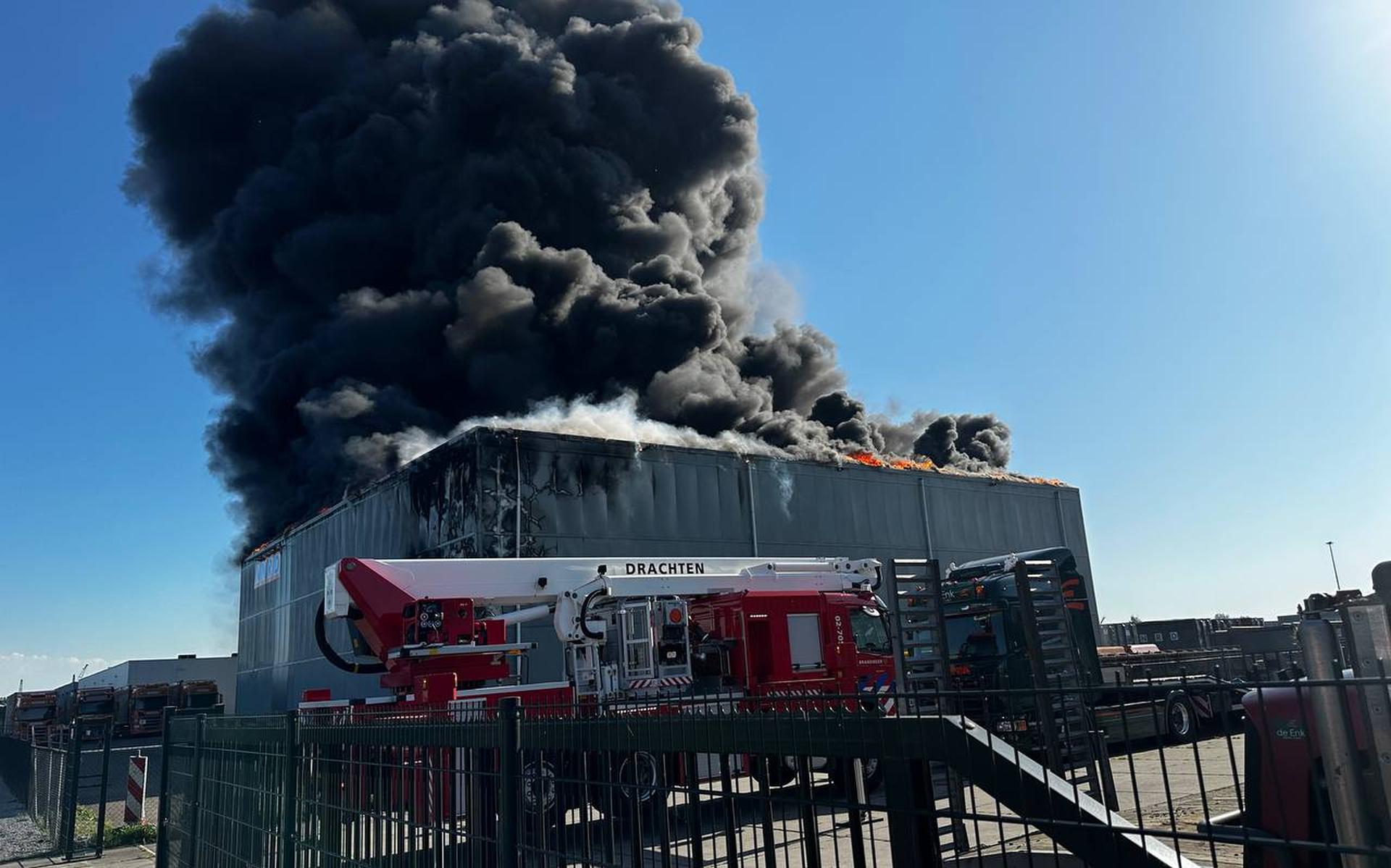 Uitslaande brand in opslagloods van NNRD aan Het Helmhout in Drachten.