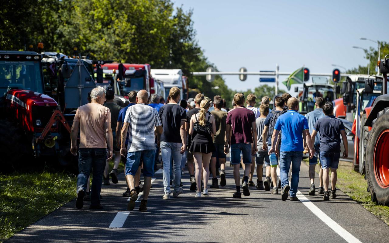 Boeren vertrekken na afloop van een boerenprotest in Stroe.