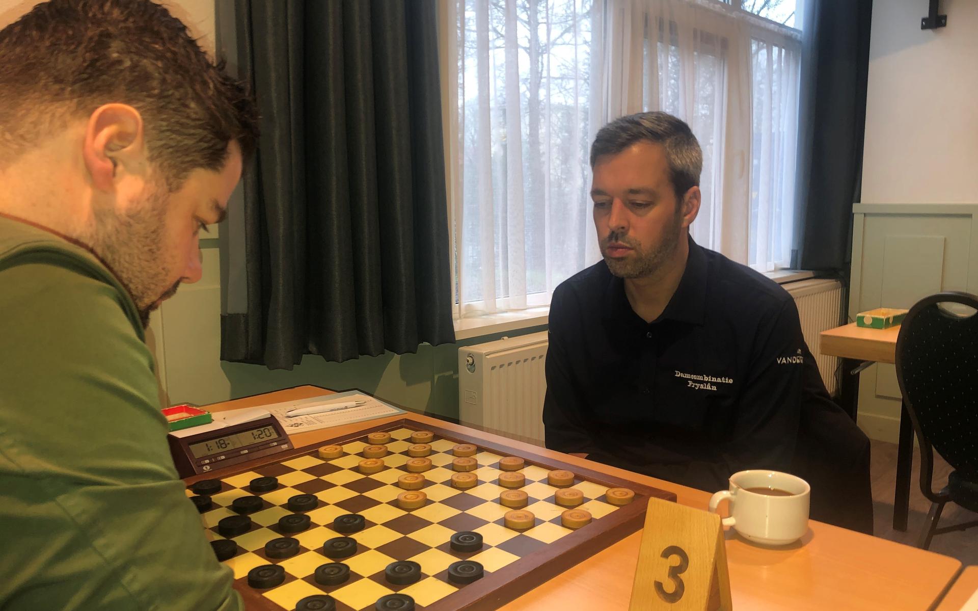 Gerlof Kolk (rechts) sleepte tegen de hekkensluiter van de ereklasse na vijf uur dammen de broodnodige zege in de wacht.