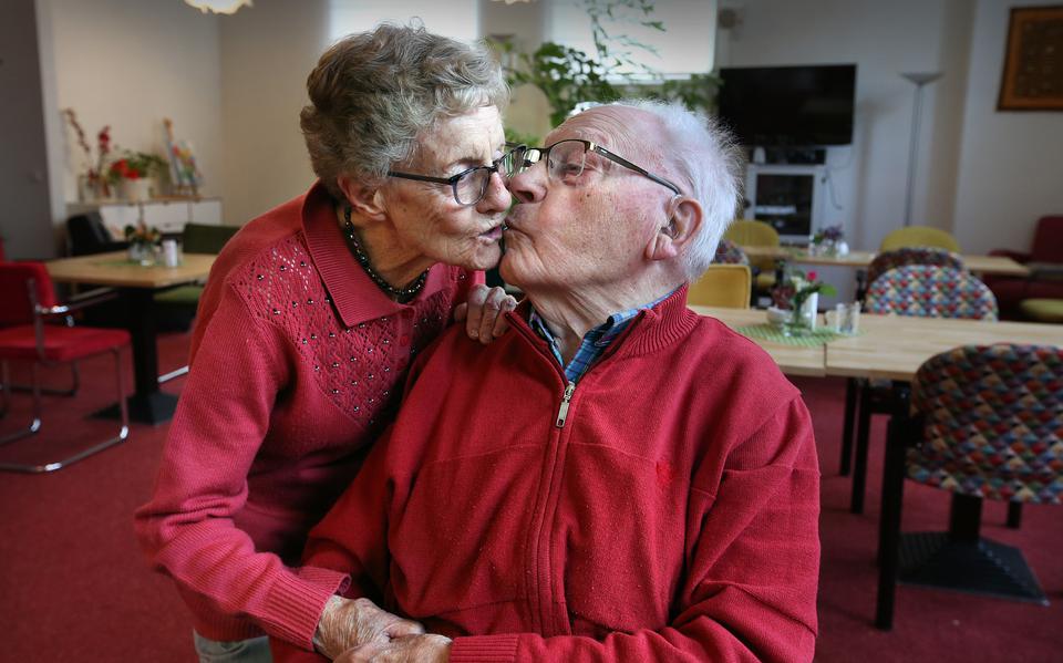 Elie (96) en Miep (93) Denzler zijn dinsdag 70 jaar getrouwd. Eind jaren tachtig richtten ze een woongroep voor ouderen op. De Gouden Bal is nog steeds plek waar ze zelfstandig wonen. 