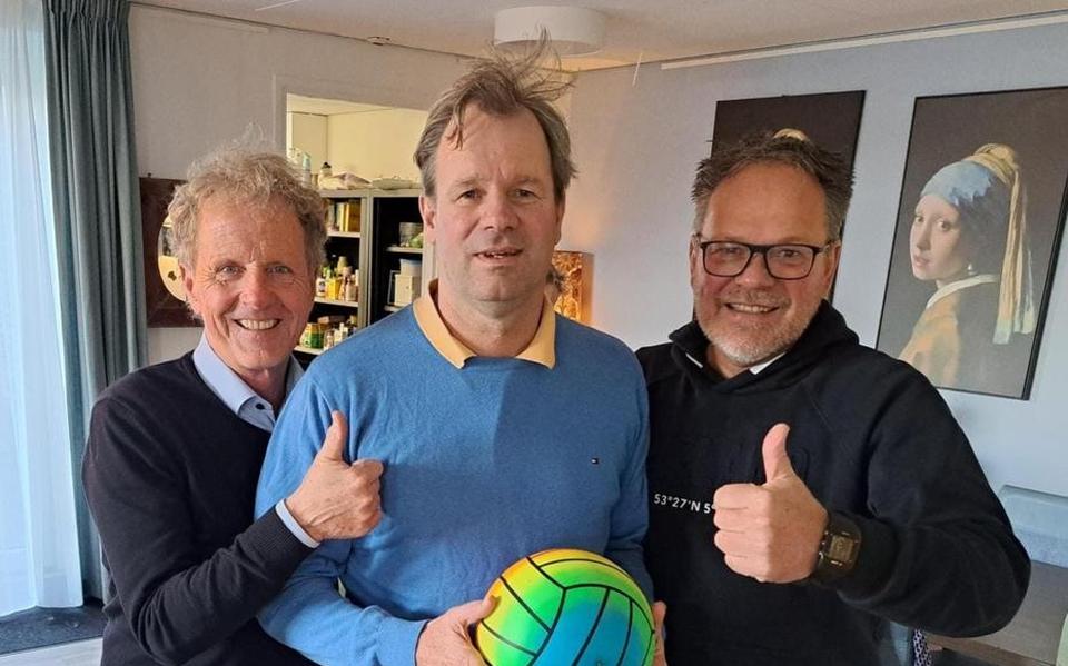 Jan Jaap Kooistra in Goutum, omringd door zijn voetbalvrienden Wieb Rodenhuis en Henk de Jong (rechts).