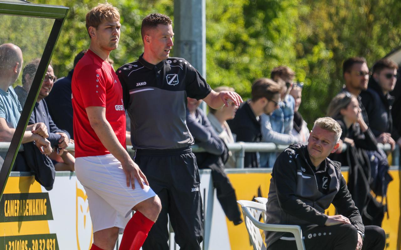 Trainer Jan Haan van RWF met naast zich wisselspeler Abe Spinder. Haan vertrekt komend seizoen naar Oosterwolde en wil met promotie afscheid nemen in Frieschepalen.