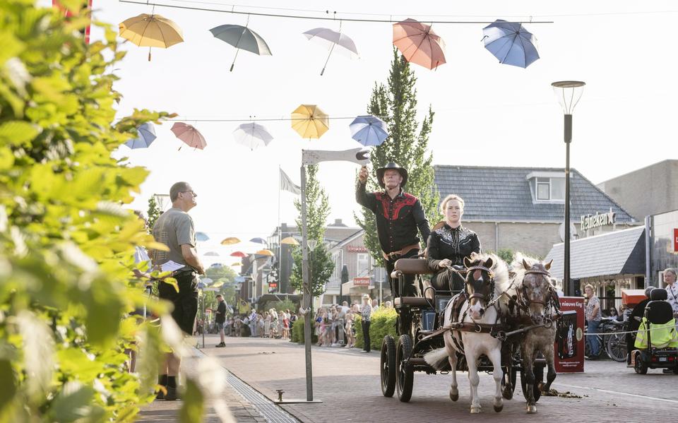 Winnaars Angelique Jongsma en Hendrik de Vries uit Nijeholtwolde tijdens het ringrijden in Surhuisterveen.