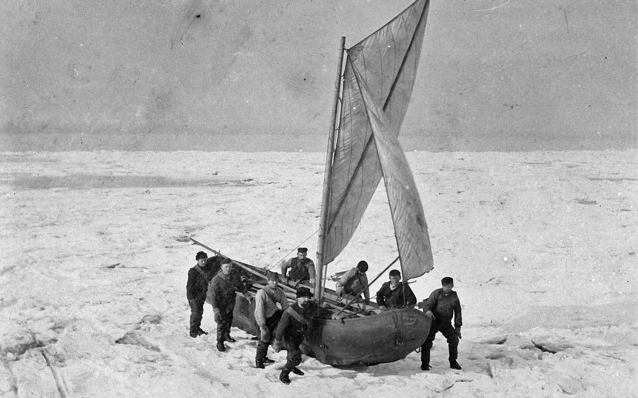 Een ijsvlet op de bevroren Zuiderzee Een ijsvlet op de bevroren Zuiderzee