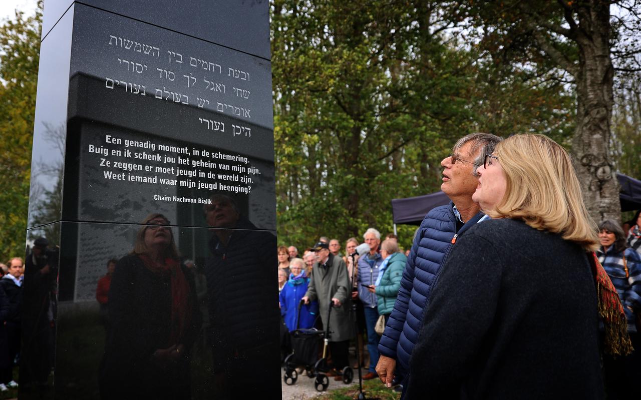 Nabestaanden Joav Asscher en zijn nicht Yael Asscher uit Israël onthulden met Commissaris van de Koning Arno Brok het namenmonument waarop de 24 vermoorde bewoners van de kibboets in Franeker worden genoemd.