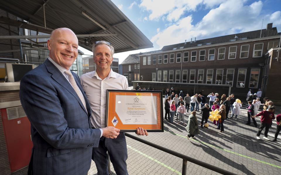 Juryvoorzitter Niels Onkenhout overhandigt de nominatie voor de Koning Willem I aan CEO Dirk Lodewijk van meelfabriek Koopmans in Leeuwarden