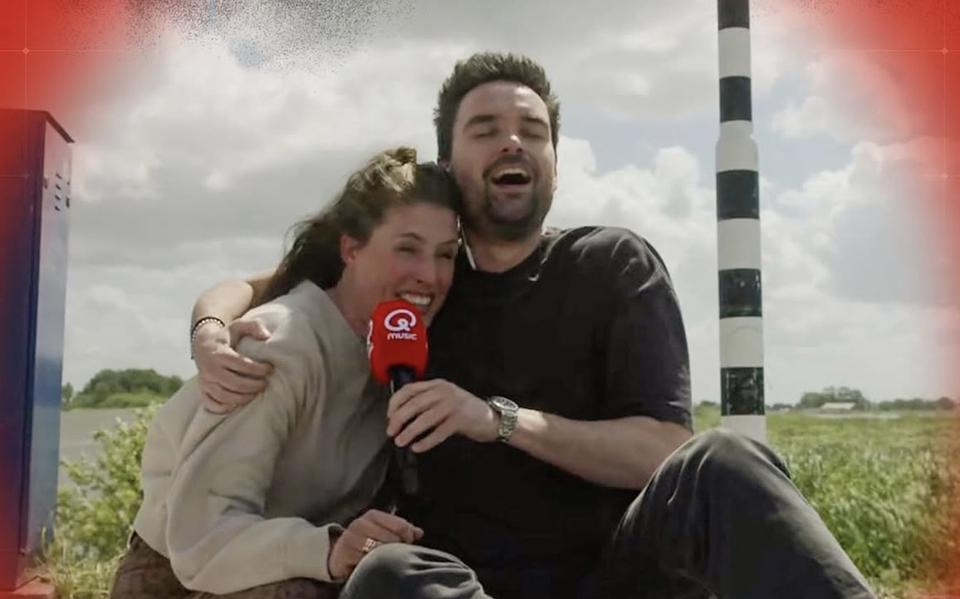  Presentator Marieke Elsinga werd op de fietsbrug Jongebuorren ingehaald door collega Domien Verschuuren