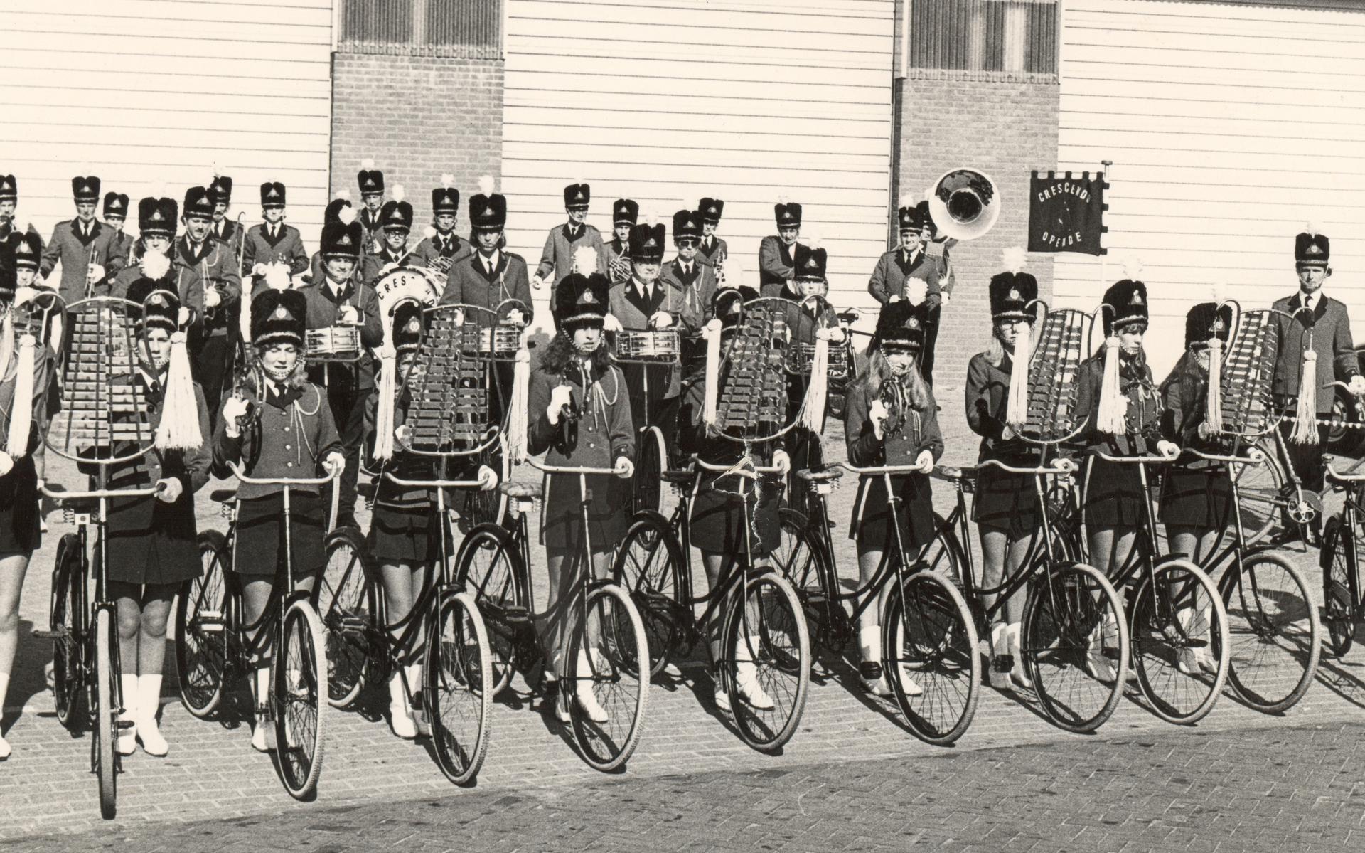 Een foto uit de beginjaren van Crescendo op de fiets